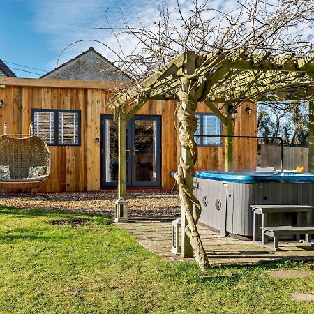 Wisteria View With Hottub & Cabin Sleeps 20 Chippenham  Luaran gambar