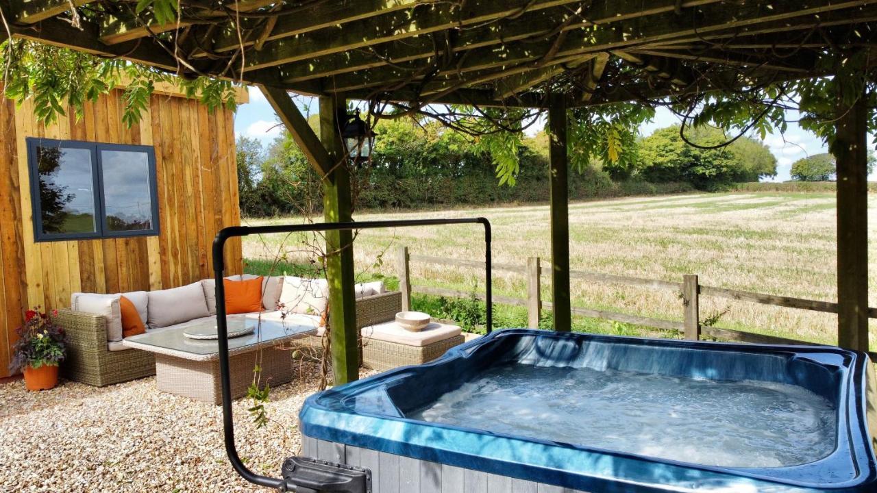 Wisteria View With Hottub & Cabin Sleeps 20 Chippenham  Luaran gambar