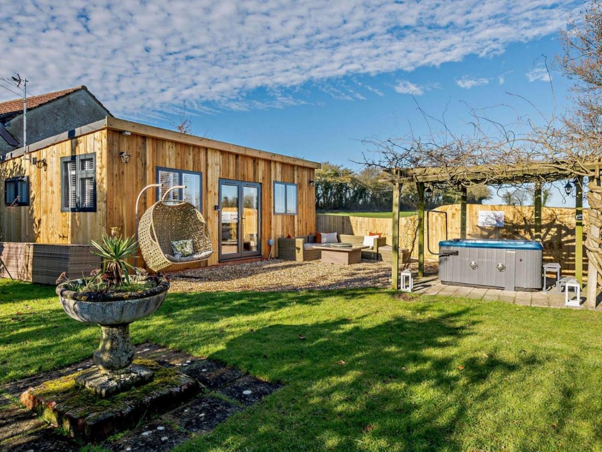 Wisteria View With Hottub & Cabin Sleeps 20 Chippenham  Luaran gambar