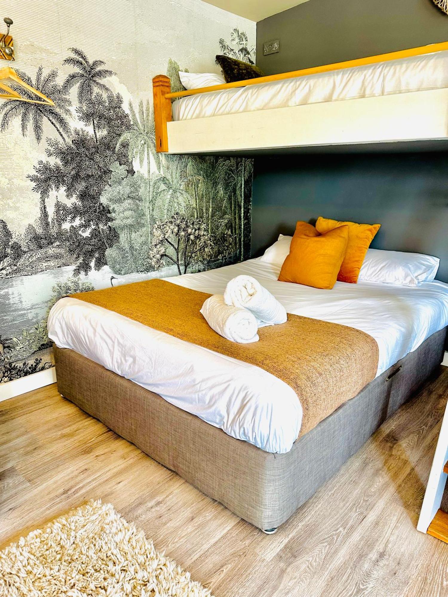 Wisteria View With Hottub & Cabin Sleeps 20 Chippenham  Luaran gambar